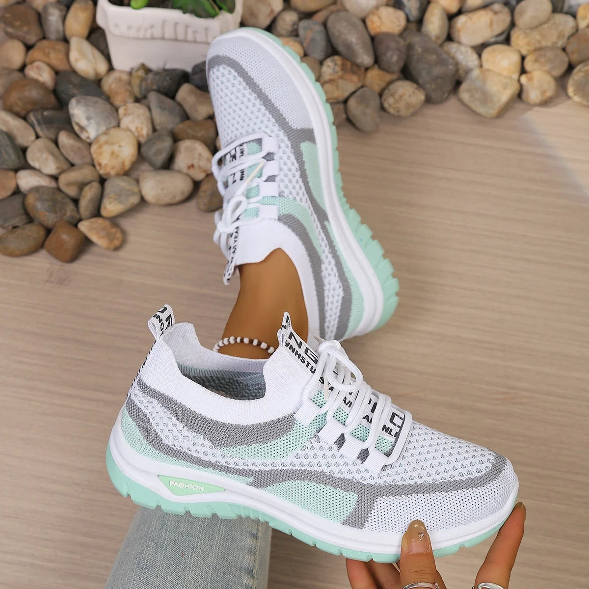 Tênis Feminino Slip-On com Amortecimento em Malha SportEase